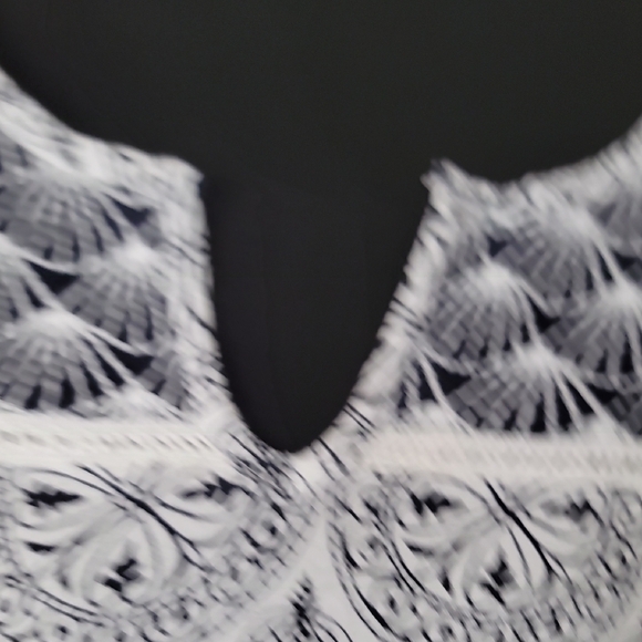 Crown & Ivy Black and White Geometric Blouse - Picture 5 of 7